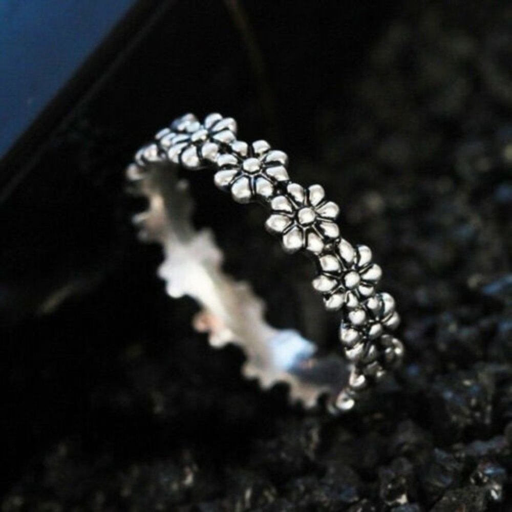 NWOT Silver Flower Ring - Picture 4 of 8
